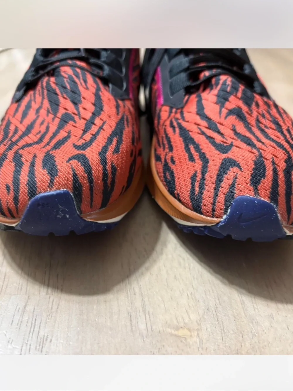 Nike Air Zoom Running Shoes – Red/Black Pattern – EU 40 / US 9